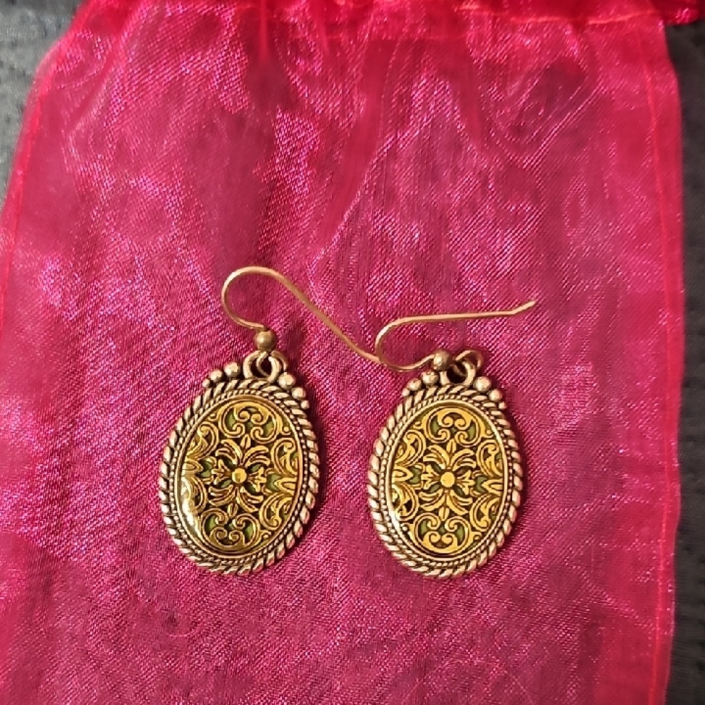 Elegant Gold Filigree Earrings
